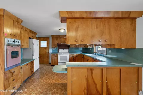 Kitchen - 2170 River Rd, Schenectady, NY 12309 photo 3 of 5
