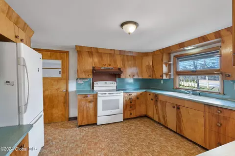 Kitchen - 2170 River Rd, Schenectady, NY 12309 photo 1 of 5