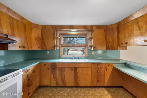 Kitchen - 2170 River Rd, Schenectady, NY 12309 photo 2 of 5