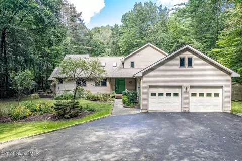 31 Luther Rd, Saratoga Springs, NY 12866
