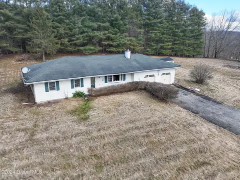 84 N Nassau Rd, Averill Park, NY 12018