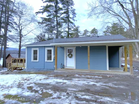 5 Wagon Trl, Queensbury, NY 12804