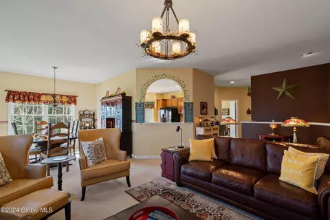 Living - 31 Hampton Cir, Mechanicville, NY 12118 photo 3 of 6