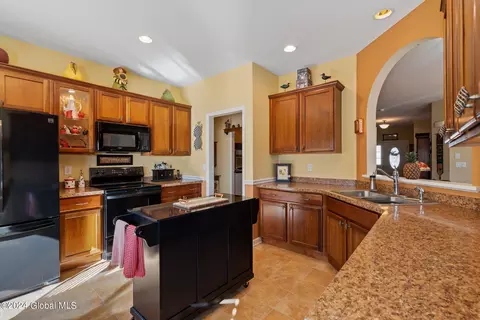 Kitchen - 31 Hampton Cir, Mechanicville, NY 12118 photo 2 of 2