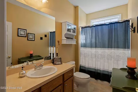 Bath - 31 Hampton Cir, Mechanicville, NY 12118 photo 2 of 3