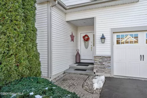 Exterior - 31 Hampton Cir, Mechanicville, NY 12118 photo 3 of 8