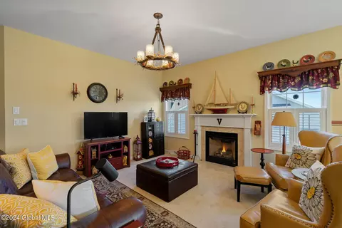 Living - 31 Hampton Cir, Mechanicville, NY 12118 photo 2 of 6