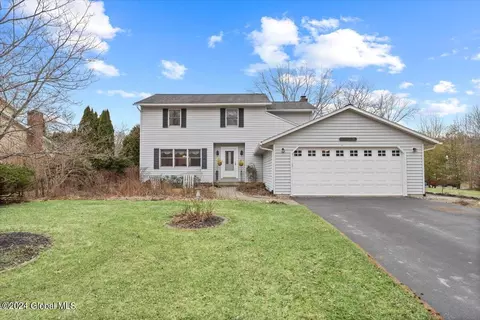 62 Longmeadow Dr, Delmar, NY 12054