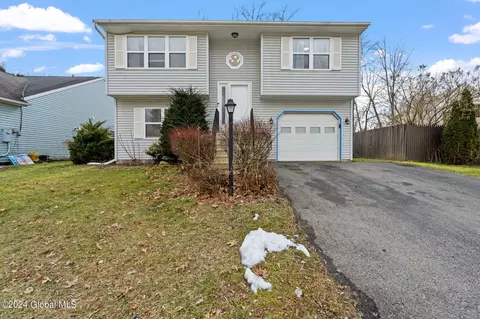 8 Weathercrest Dr, Scotia, NY 12302