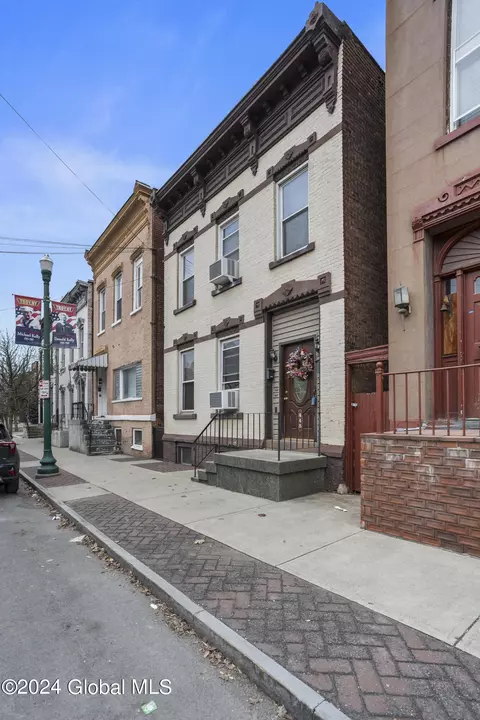 445 1st St, Troy, NY 12180