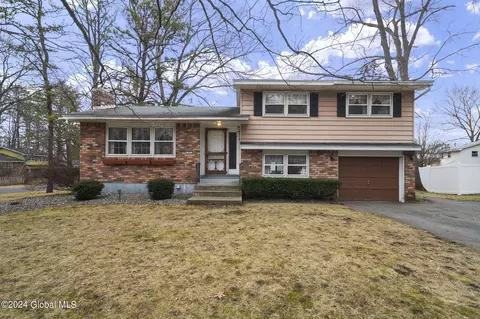 23 Scotch Pine Dr, Voorheesville, NY 12186