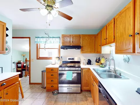 Kitchen - 8 Kile Dr, Glenville, NY 12302 photo 4 of 6