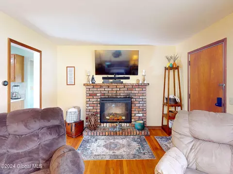 Living - 8 Kile Dr, Glenville, NY 12302 photo 1 of 10