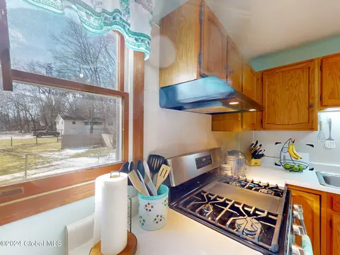 Kitchen - 8 Kile Dr, Glenville, NY 12302 photo 6 of 6