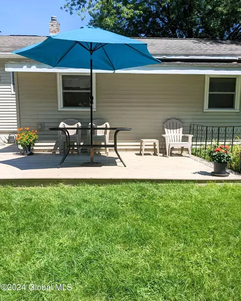 Exterior - 8 Kile Dr, Glenville, NY 12302 photo 15 of 17
