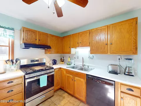 Kitchen - 8 Kile Dr, Glenville, NY 12302 photo 1 of 6