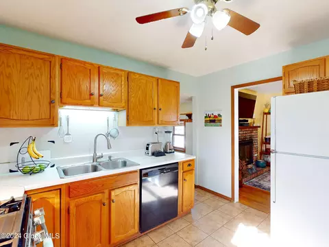 Kitchen - 8 Kile Dr, Glenville, NY 12302 photo 2 of 6