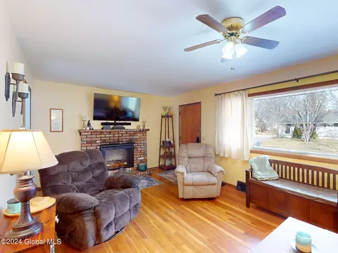 Living - 8 Kile Dr, Glenville, NY 12302 photo 2 of 10