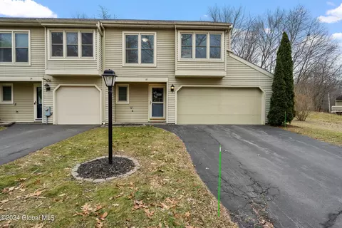 15 Flintlock Ln, Halfmoon, NY 12065