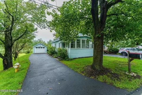 421 Taurus Rd, Schenectady, NY 12304