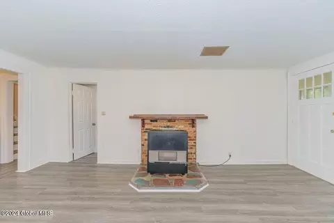 Living - 421 Taurus Rd, Schenectady, NY 12304 photo 3 of 5