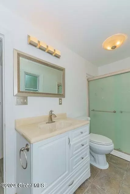 Bath - 421 Taurus Rd, Schenectady, NY 12304 photo 1 of 2