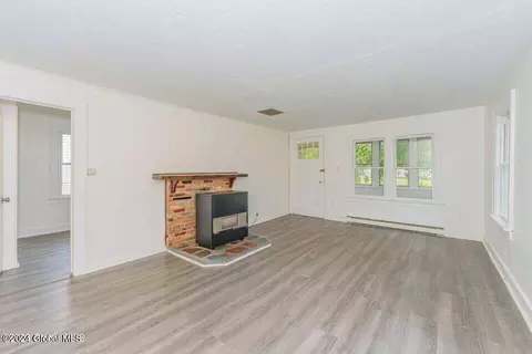 Living - 421 Taurus Rd, Schenectady, NY 12304 photo 4 of 5