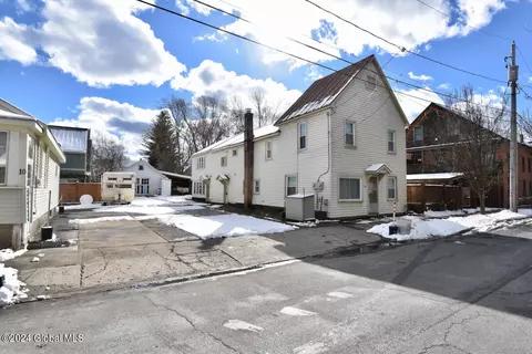 16 Oak St, Saratoga Springs, NY 12866