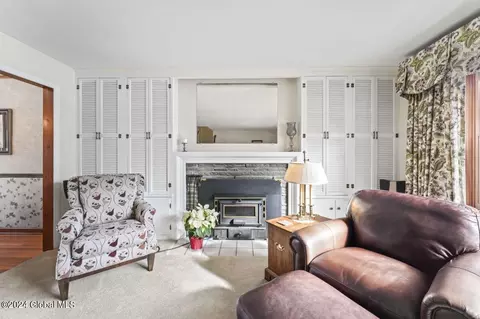 Living - 149 Willow Ln, Glenville, NY 12302 photo 2 of 3