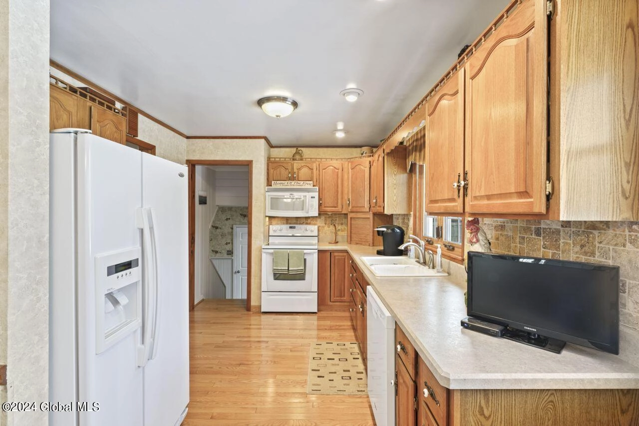 Kitchen - 149 Willow Ln, Glenville, NY 12302 photo 1 of 3