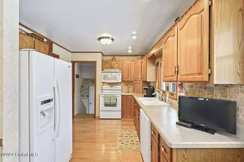 Kitchen - 149 Willow Ln, Glenville, NY 12302 photo 1 of 3