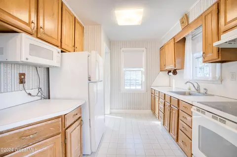 Kitchen - 2 David Dr, Glenville, NY 12302 photo 2 of 2