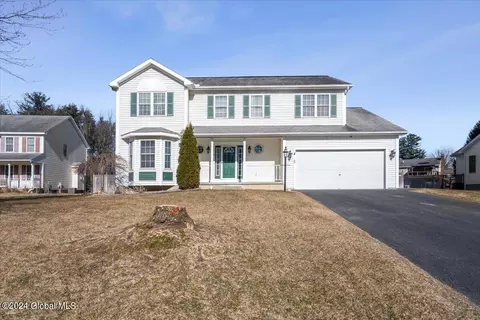 19 Sarah Ct, Colonie, NY 12205