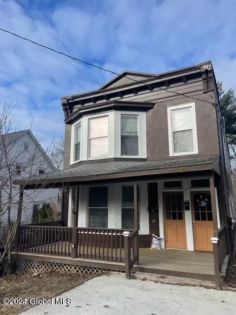 24 Woodlawn Ct, Troy, NY 12180