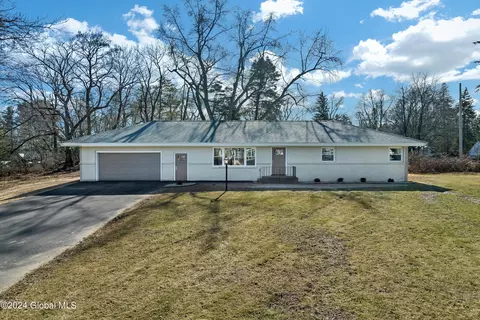 2 Noxon Ct, Loudonville, NY 12211