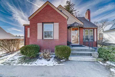7 Miles Standish Rd, Schenectady, NY 12306