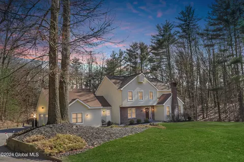 4 Wheatstone Ct, Saratoga Springs, NY 12866
