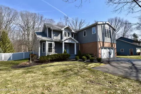 24 Deer Run Holw, Halfmoon, NY 12065