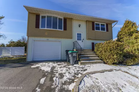 22 Suncrest Dr, Waterford, NY 12188