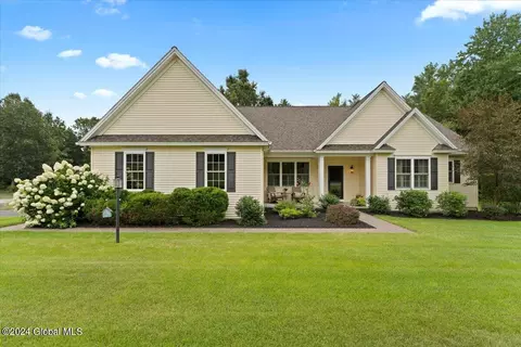 2 Corinne Ct, Saratoga Springs, NY 12866
