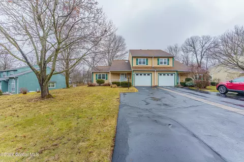 47 Glenbrook Ct, Clifton Park, NY 12065