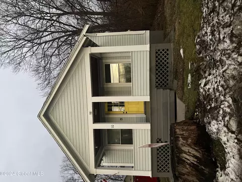 10 Elizabeth St, Hudson Falls, NY 12839