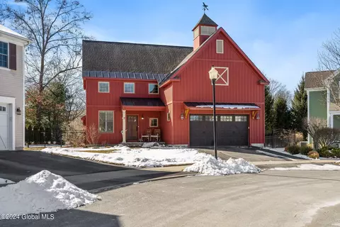 7 Daggs Ln, Saratoga Springs, NY 12866