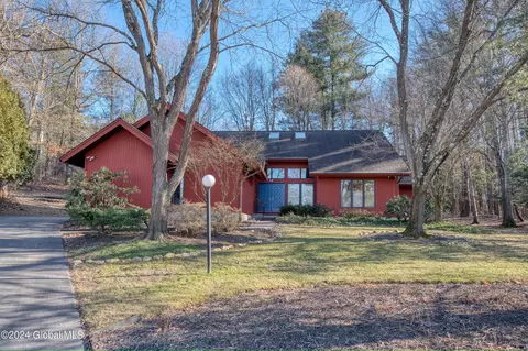 14 Owasco Ct, Niskayuna, NY 12309
