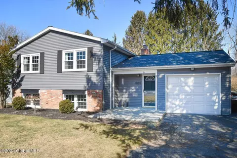 24 Berkshire Dr, East Greenbush, NY 12061
