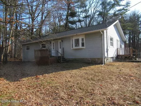 26 Gracemoore Rd, Saratoga Springs, NY 12866