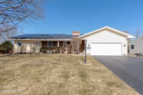 8 Fireside Ln, Latham, NY 12110