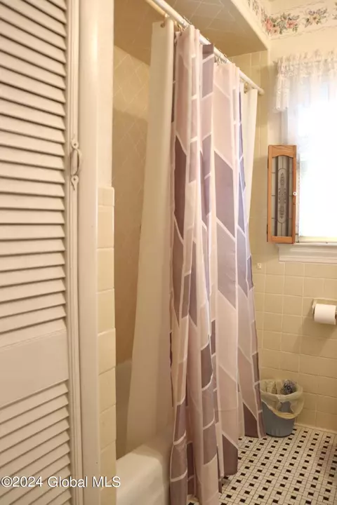 Bath - 231 Fifteenth St, Schenectady, NY 12306 photo 1 of 2