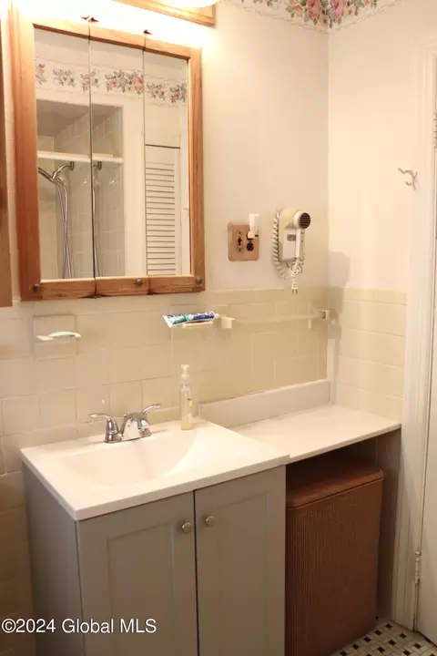 Bath - 231 Fifteenth St, Schenectady, NY 12306 photo 2 of 2