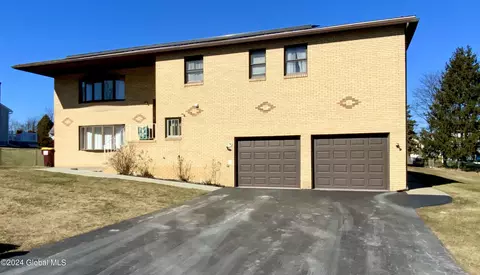 10 St Ambrose Ln, Latham, NY 12110